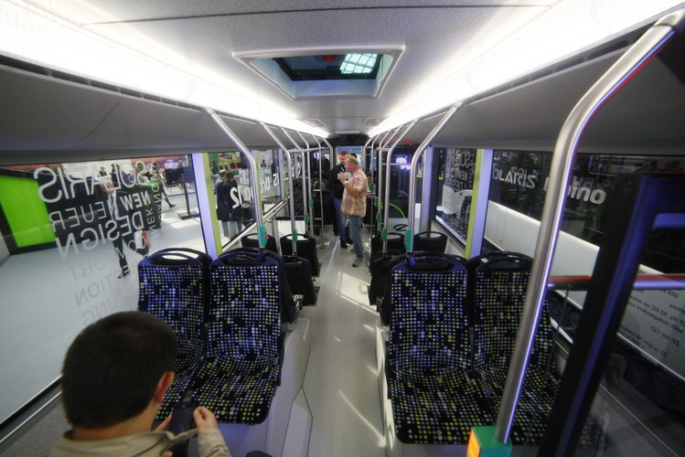 Wnętrze nowego autobusu Solaris Urbino 12, zaprezentowanego po raz pierwszy w Polsce.<br><br> (mgo) PAP/Michał Walczak