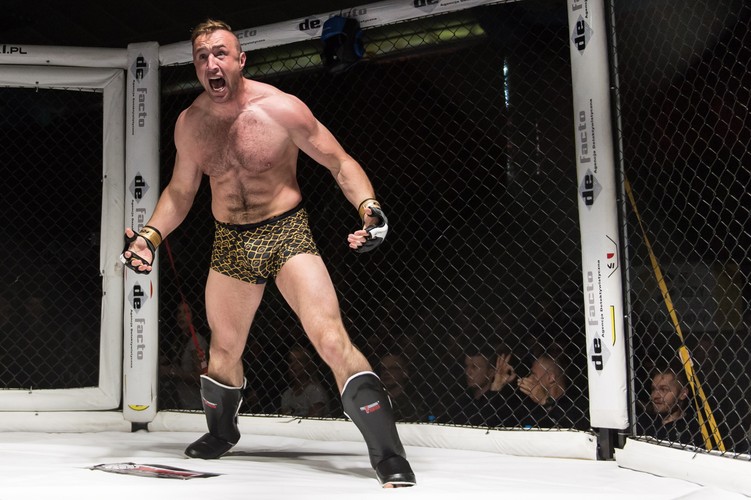 Tak w klatce walczą polscy żołnierze. Panie też zrzuciły mundury i wzięły się za łby