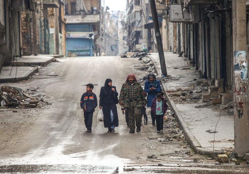 Rodzina na ulicach Aleppo w 2012 roku. Fot. mehmet ali poyraz