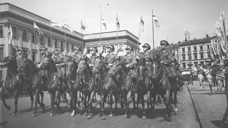 Szwadron szwoleżerów podczas defilady na pl. Piłsudskiego, sierpień 1939 r.