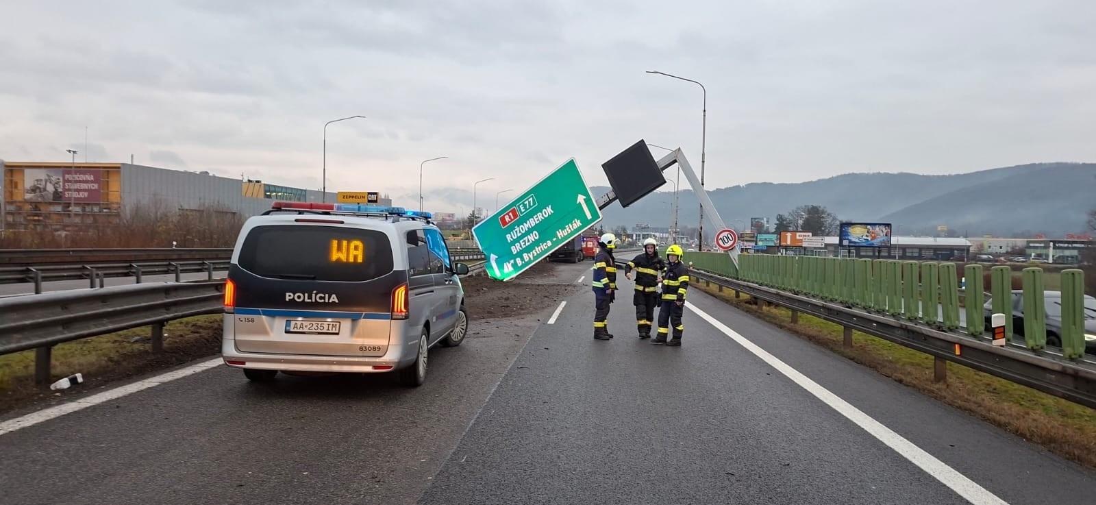 Pri Banskej Bystrici strhol kamión portálovú značku nad cestou. 