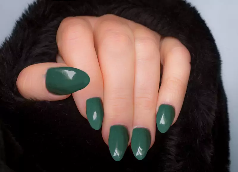 Zielone paznokcie symbolizują spokój / Getty Images / Beeldbewerking