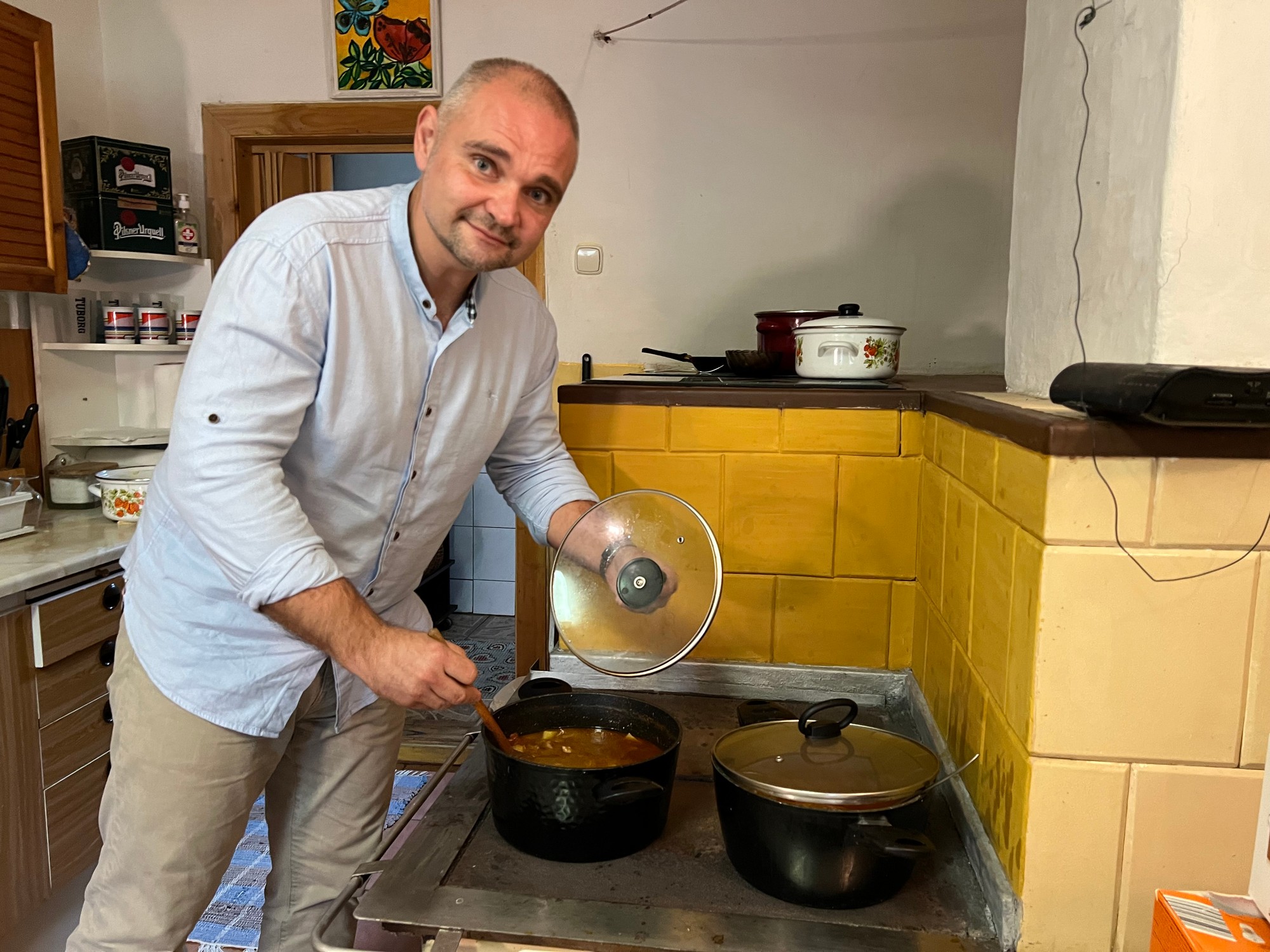 Predseda okrskovej volebnej komisie varí guláš v súkromnom rodinnom dome v obci Ondavka, v ktorom sa nachádza volebná miestnosť počas predčasných parlamentných volieb na Slovensku.