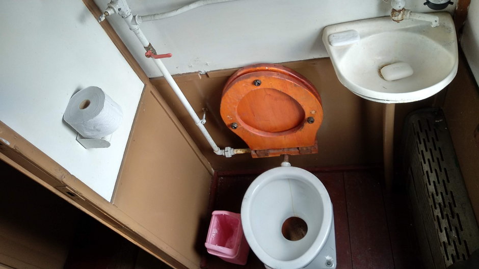 Historyczna toaleta w pociągu ze Skansenu Taboru Kolejowego w Chabówce