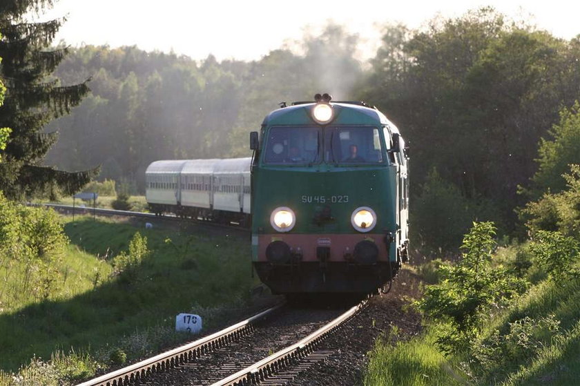 Sikał z pociągu i ...wypadł!