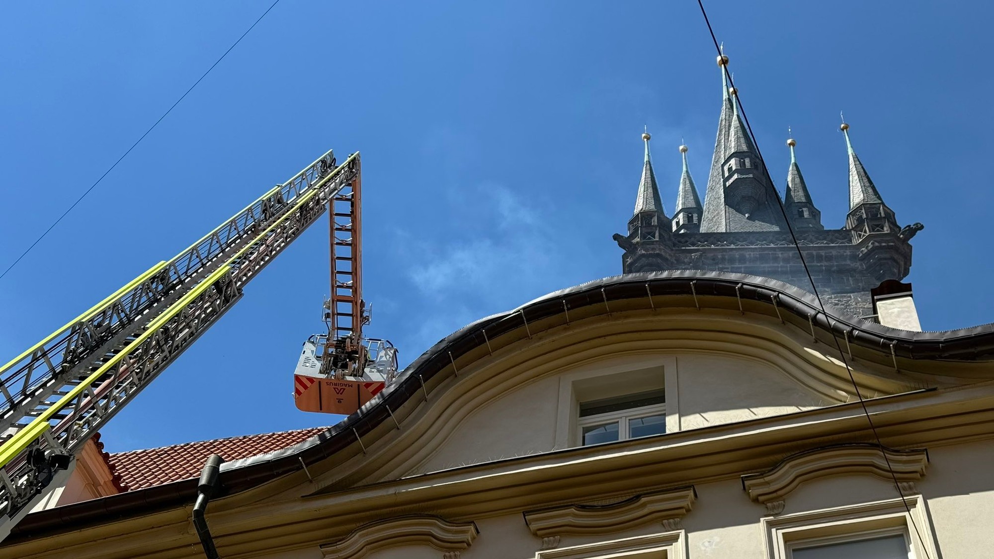 V centre Prahy zasahujú hasiči, horí strecha jednej z budov pri Týnskom chráme.