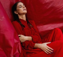 Pola Rise o sile chęci. Nowy teledysk "We Can Work It Out"