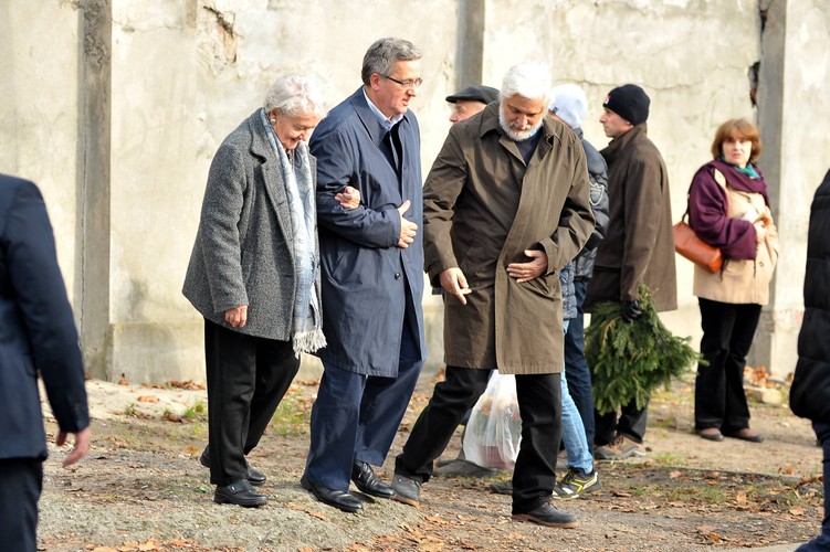 Bronisław Komorowski z mamą na Powązkach