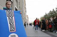 One-man protests in Moscow in support of Pavel Ustinov given prison sentence for violence against police officer