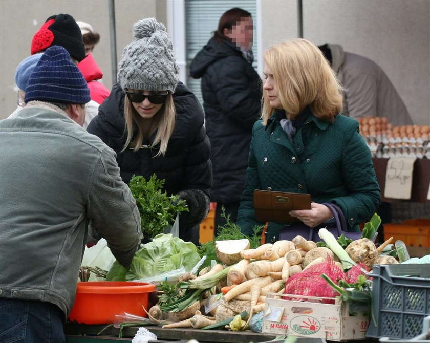 Kasia i Małgorzata Tusk. Modne nawet na targu