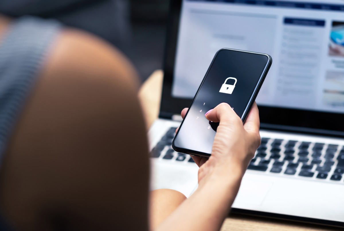 Na jednej z zamieszczonych grafik widać, że oszuści podszywają się pod stronę internetową Ministerstwa Finansów. Oszust Phishing