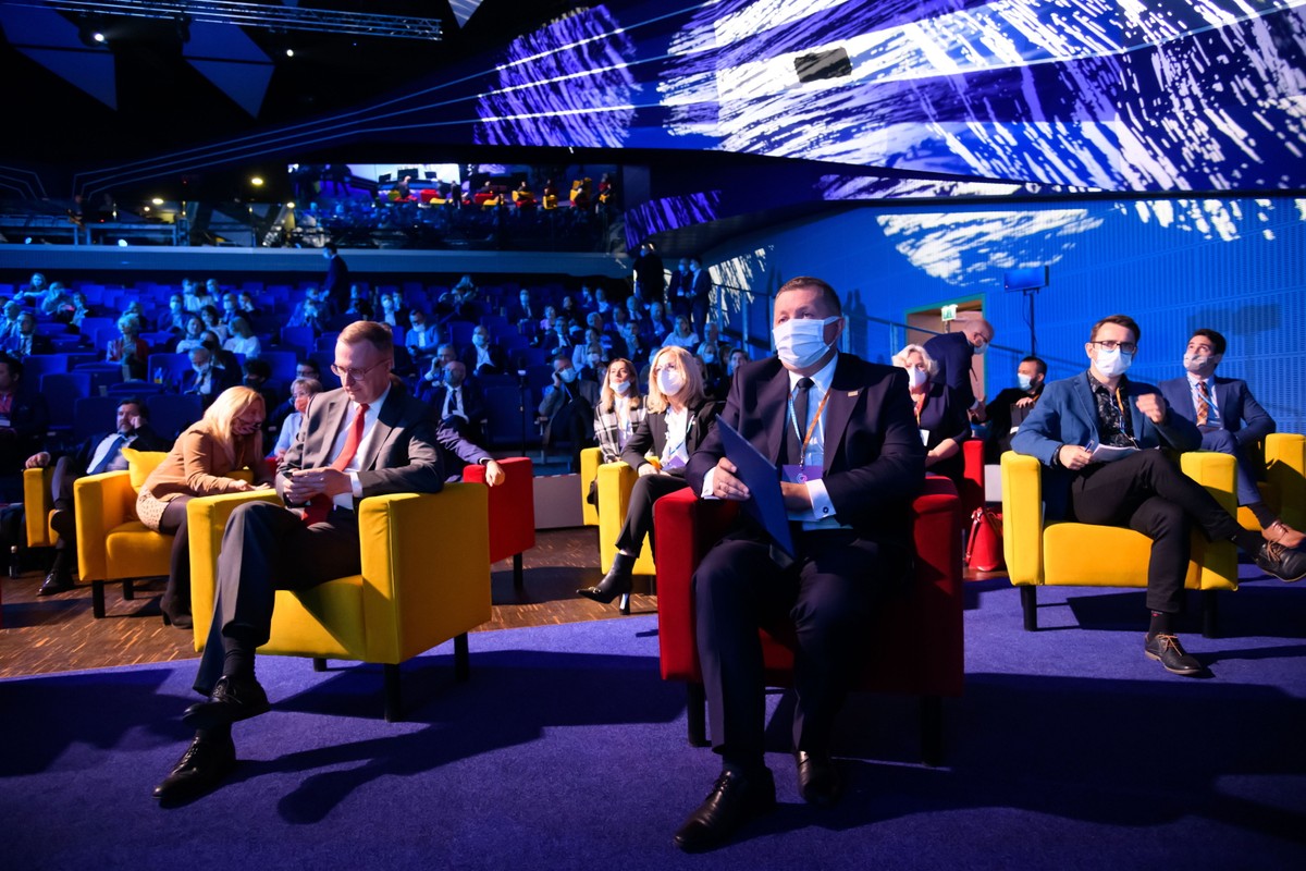 Poznań, 11.10.2021. Prezes zarządu Grupy MTP Tomasz Kobierski (P) podczas otwarcia Local Trends - Europejskiego Forum Samorządowego na terenie Międzynarodowych Targów Poznańskich, 11 bm. (kf) PAP/Jakub Kaczmarczyk