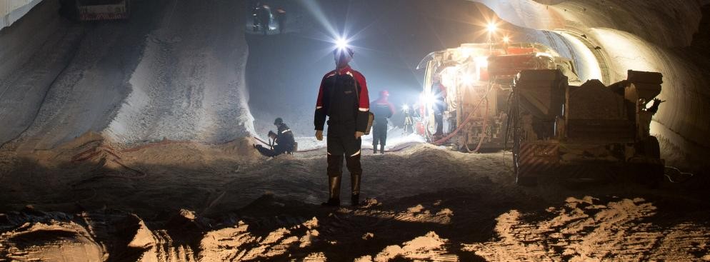 Kopalnia potasu w mieście Bereźniki w Rosji należąca do największego producenta potasu na świecie - spółki OAO Uralkali. Zdjęcie zostało zrobione 23 sierpnia 2013 roku, kiedy to Rosja naciskała na Białoruś, aby wypuściła z aresztu Vladislava Baumgertnera, szefa OAO Uralkali. Baumgertner był podejrzewany o nadużycie stanowiska służbowego, próbę przejęcia kontroli nad białoruskim koncernem BKK i narażenie państwa na straty. Rosja zagroziła Białorusi, że jeśli nie Baumgertner nie wróci na wolność, relacje tych dwóch państw ulegną pogorszeniu, a to mocno uderzy w pogrążoną w kryzysie gospodarkę Białorusi. Prezes OAO Uralkali został wypuszczony z więzienia dopiero pod koniec listopada. Teraz jest na niego nałożony areszt domowy. Fot. Andrey Rudakov/ Bloomberg's Best Photos 2013