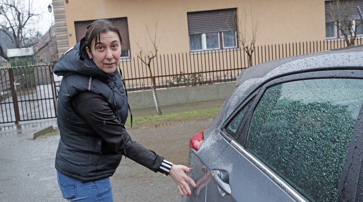 Marianna munkatársunknak megmutatta az autót, amit a volt férje megrongált / Fotó: Grnák László