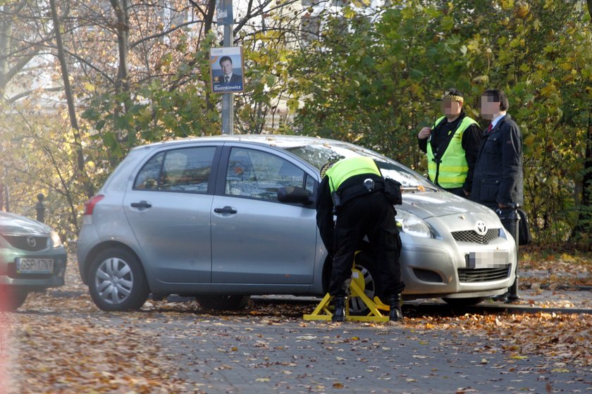 strażnicy zakładają blokady