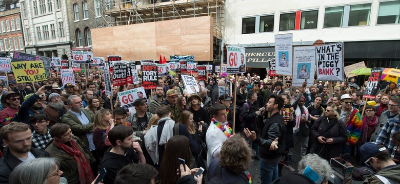 Protesty w Wielkiej Brytanii. Co dalej z Cameronem?