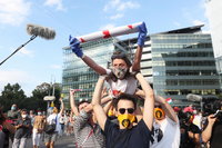 Több kilométeres élőlánc, többezres tömeg a Kossuth téren: az SZFE mellett tüntettek Budapest-szerte