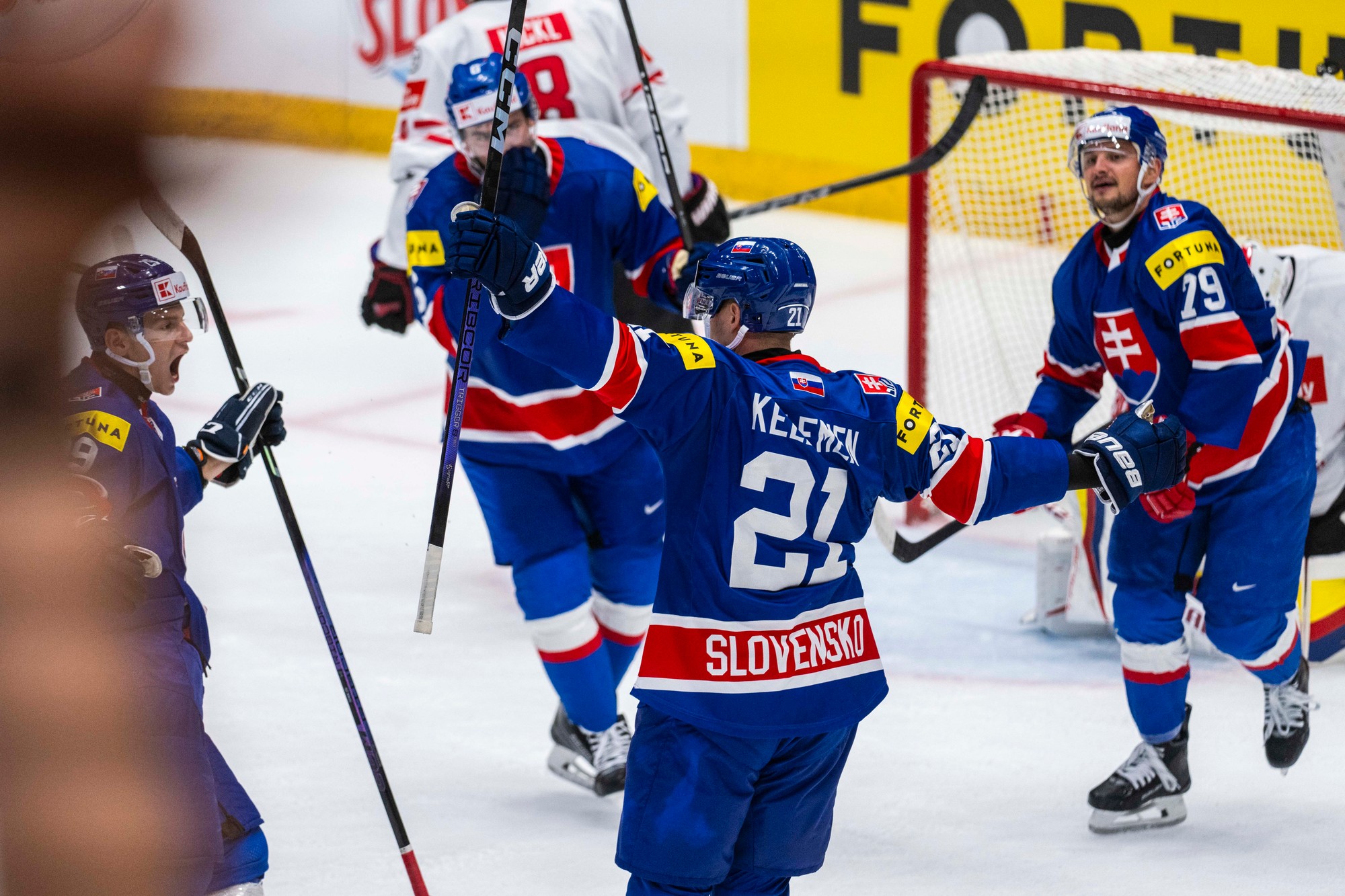Slovenskí hokejisti oslavujú gól, zľava Michal Ivan, strelec gólu Miloš Kelemen a Libor Hudáček.