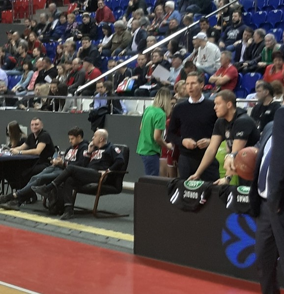 Dvojica navijača u duksevima 