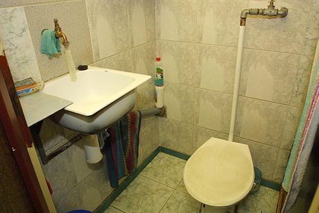 22.11.2004 LODZ NA ZDJ W TEGO TYPU CELI SPEDZA CZAS POSEL ANDRZEJ PECZAK. W ARESCIE PRZY UL SMUTNEJ   NA ZDJ TOALETAFOTO CEZARY PECOLD