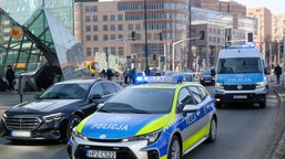 samochód dachował w centrum warszawy. gigantyczne korki