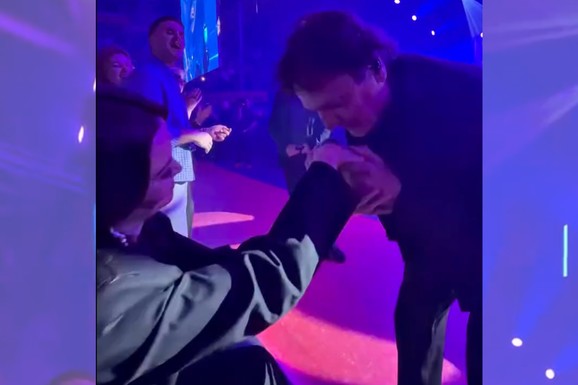 (VIDEO) Zdravko Čolić sišao sa bine, pa ovo uradio kad je ugledao Milicu Pavlović, ona se UHVATILA ZA GLAVU: "E, sad mogu da umrem"