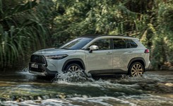 Toyota Corolla Cross powiększa rodzinę. Wjeżdża nowy SUV z napędem AWD-i