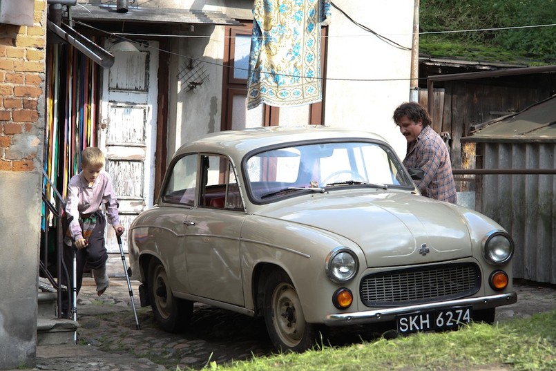 W pierwszym odczytaniu "Być jak Kazimierz Deyna" nawiązuje do amerykańskiego kina inicjacyjnego. Wszyscy pamiętamy cudowne filmowe opowieści z Hollywood w rodzaju "Czułych słówek", "Ogni świętego Elma" czy "Mystic Pizza", pokazujących konflikt pokoleń towarzyszący trudnemu wchodzeniu w dorosłość. Chodzi o stałe punkty graniczne tego rodzaju drogi: bunt przeciwko rodzicom, dojrzałość do rozumienia ich wyborów, wreszcie próbę odnalezienia własnego, indywidualnego głosu w rzeczywistości uformowanej przez wielość