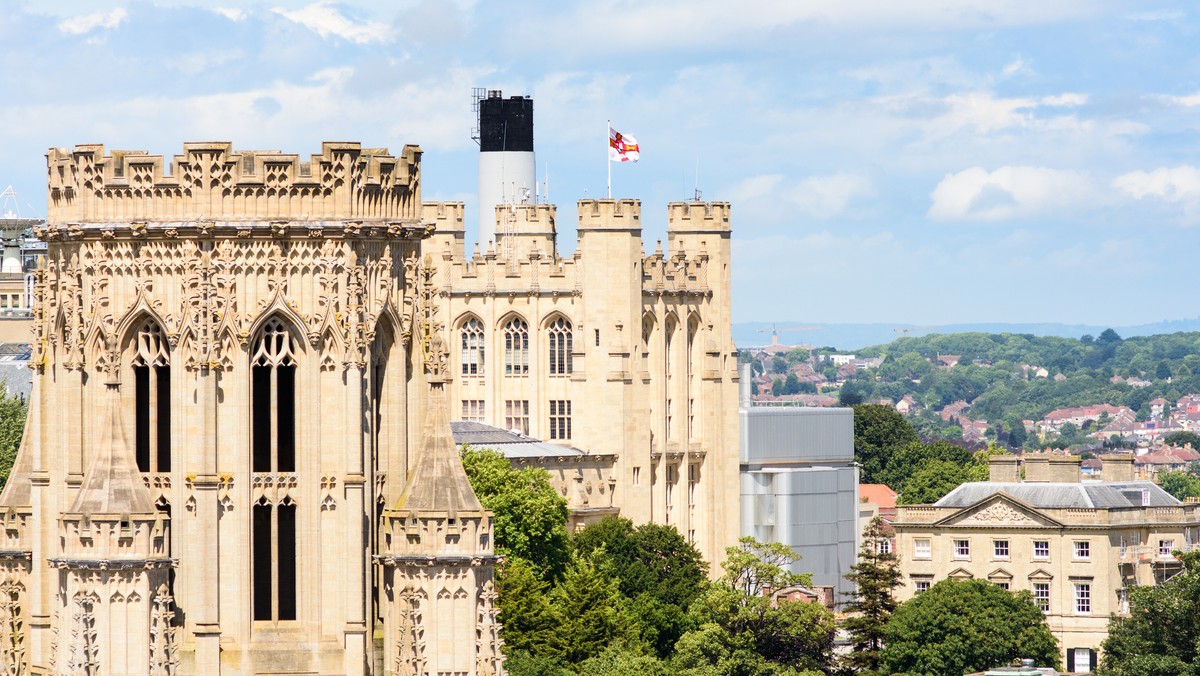 Studenci brytyjskiego Bristol University zebrali 1500 funtów dla Hermana Gordona, sprzątacza na ich uczelni, by mógł wraz ze swoją żoną polecieć na wakacje na rodzinną Jamajkę. - Był tak szczęśliwy, że nie mógł powiedzieć nawet słowa... płakał przez telefon - mówi "Daily Mail" jego żona Denise.