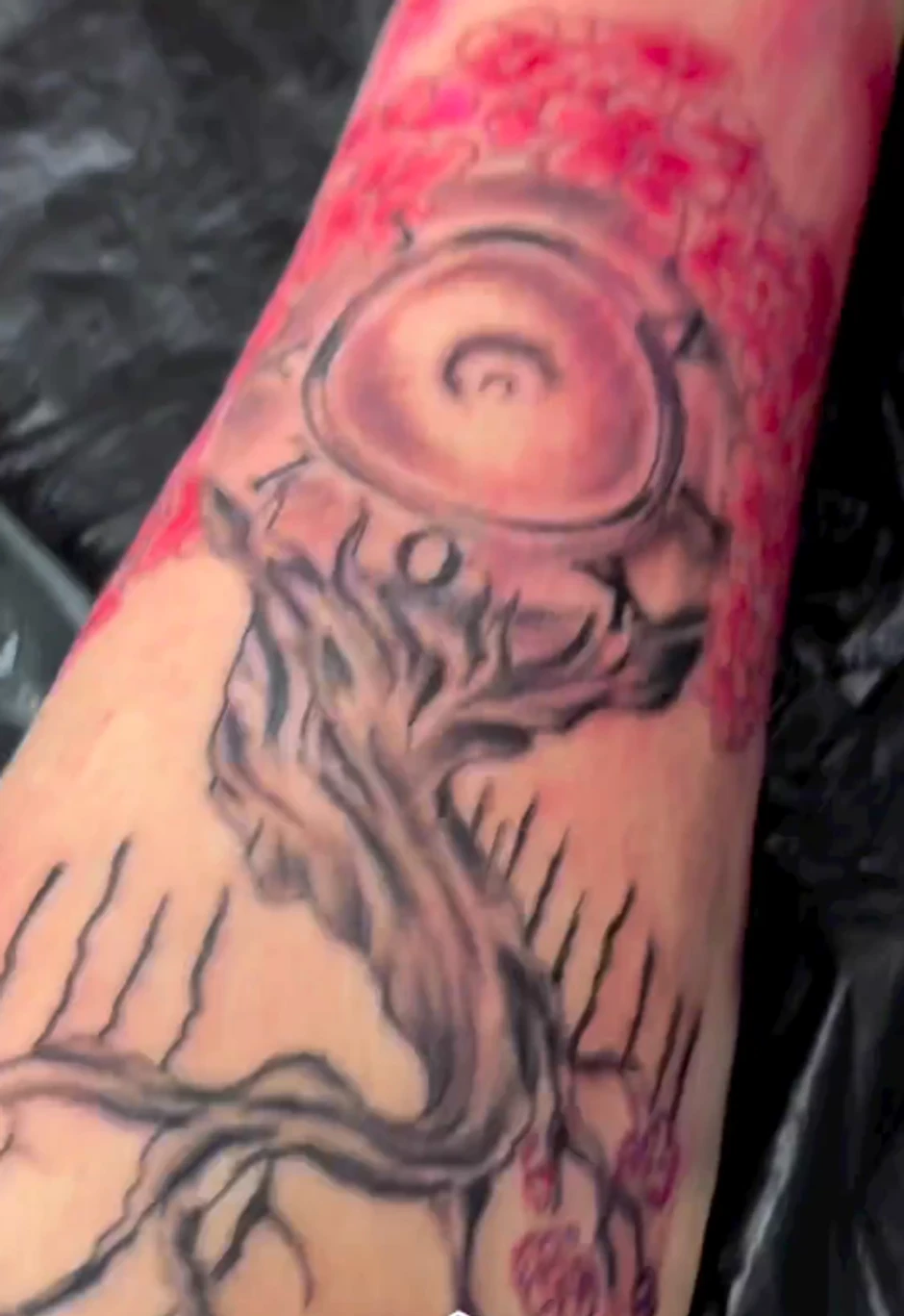 Tara Simov istetovirala nogu