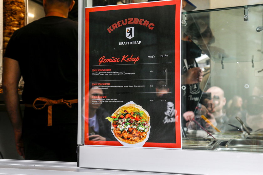 Ceny kebabów w budce Filipa Chajzera. 