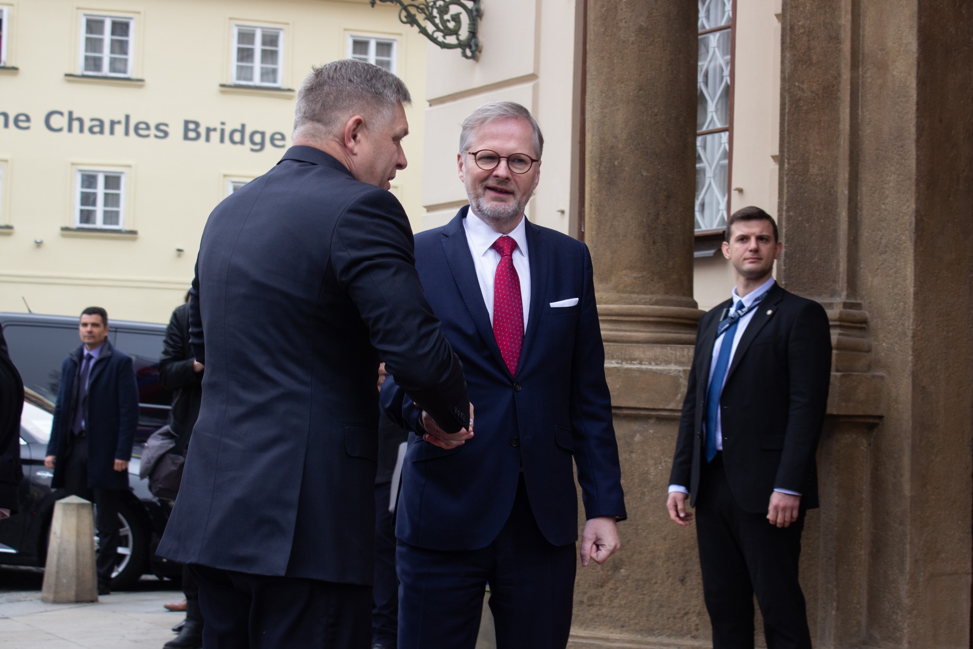 Na snímke český premiér Petr Fiala (uprostred) víta slovenského premiéra Roberta Fica na summite predsedov vlád Vyšehradskej štvorky (V4) v Prahe.