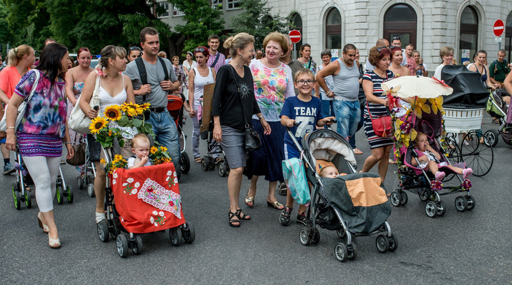 Feldíszített babakocsikban tolták a kicsiket a büszke szülők /Fotó: MTI -Ujvári Sándor