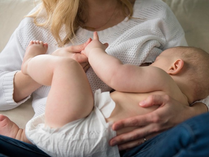 Degutantni trend vlada mrežama, mame se snimaju kako doje bebe