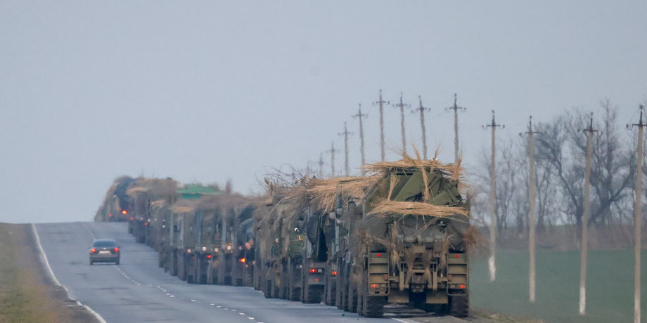 Konwój rosyjskich pojazdów wojskowych zmierzający w kierunku Donbasu.
