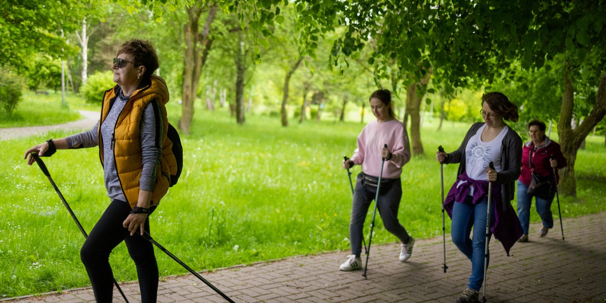 Park Bolina . Rozpoczecie miejskiej akcji nauki nordic walking