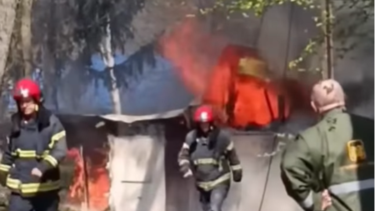 Ogroman požar na Bežaniji: Gore barake, vatrogasci na terenu