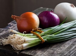 Nietypowe zastosowania cebuli. Na co pomaga?