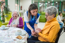 Za pobyt seniora w DPS zapłaci ten, komu przepisał on nieruchomość? Tak zakłada projekt nowelizacji ustawy o pomocy społecznej
