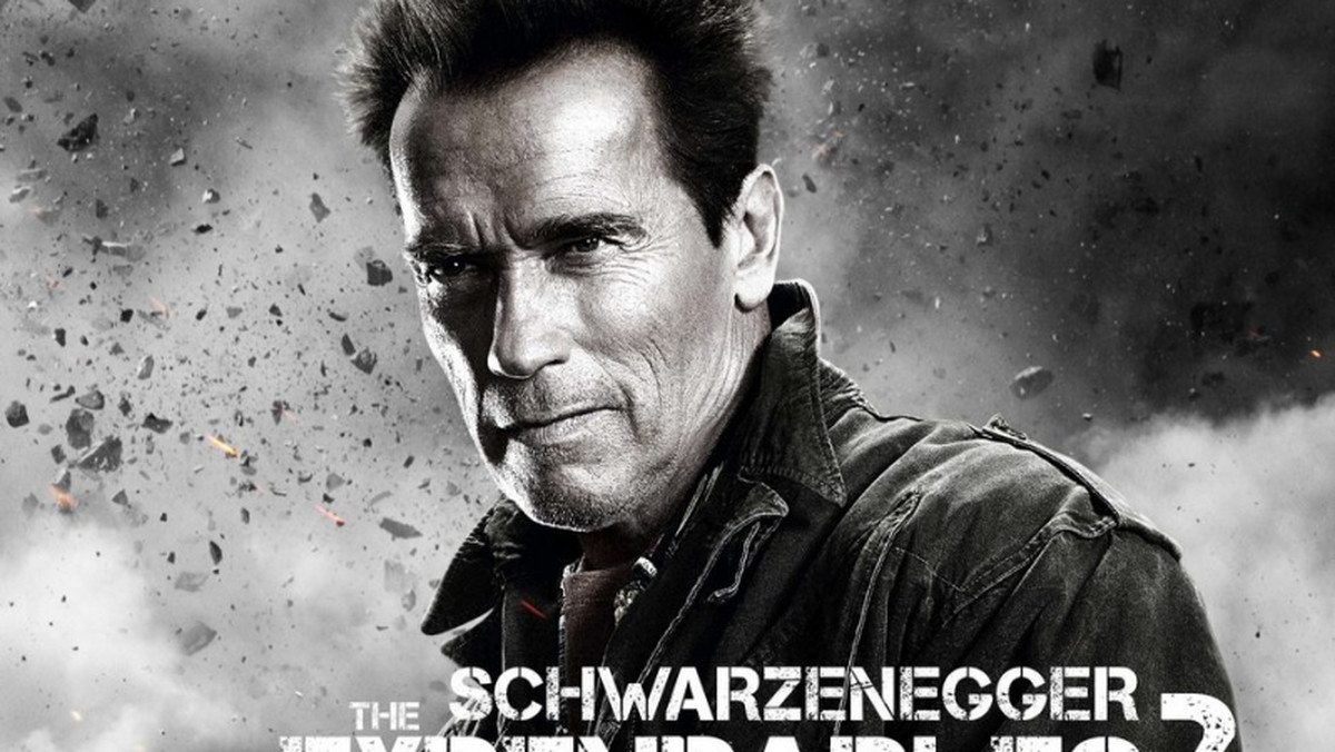 — Weź nóż, odetnij głowę, zabij gościa — tak Arnold Schwarzenegger opisał swoją najnowszą rolę filmową. Potem kontynuował w równie swawolny sposób. — Chciałoby się móc zrobić niektóre z tych rzeczy, będąc w polityce, ale nie można — powiedział.
