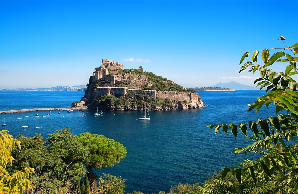 Hrad Aragonese je najznámejšou pamiatkou talianskeho ostrova Ischia.
