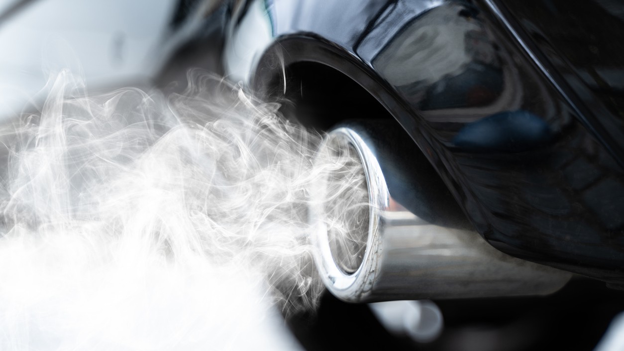 Dlhé zahrievanie motora na voľnobeh v mraze ničí motor. Olej zostáva hustý a palivo preniká do olejovej náplne, čím stráca mazacie vlastnosti. 