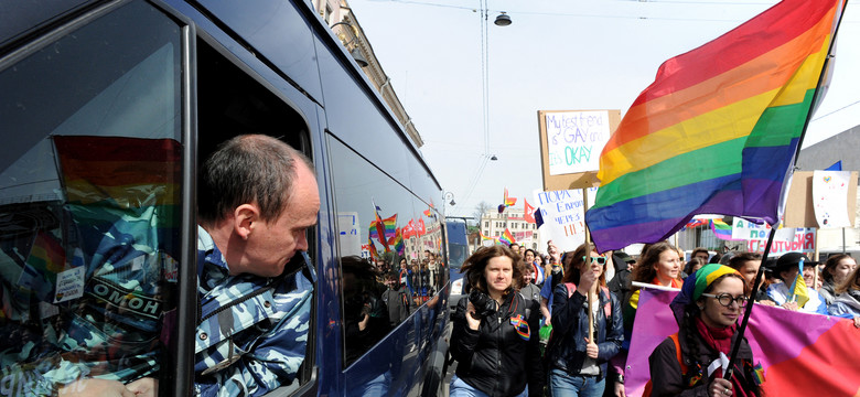 Rosja rusza na wojnę z LGBT. Decyzja nie weszła jeszcze w życie, ale konsekwencje już są. "Wtargnęli do sauny, robili zdjęcia"