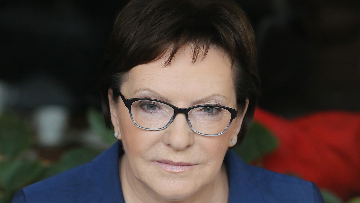 Premier Ewa Kopacz zarzuciła dzisiaj swej głównej konkurentce w wyborach, że jej partia nie identyfikuje się ze środowiskiem kobiet. Według szefowej PO świadczy o tym m.in. to, jak kandydatka PiS na premiera głosowała ws. konwencji antyprzemocowej, in vitro czy aborcji.