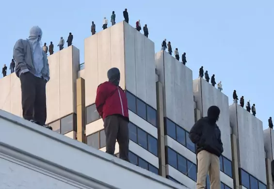 84 "samobójców" na dachach budynków. Świetna i szokująca instalacja amerykańskiego artysty