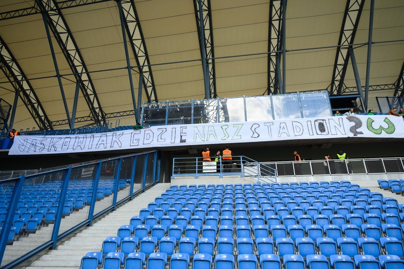 Wrzesień 2022 r. Stadion miejski w Poznaniu. Transparent kibiców Warty rozwinięty przed poprzednim meczem z Lechem