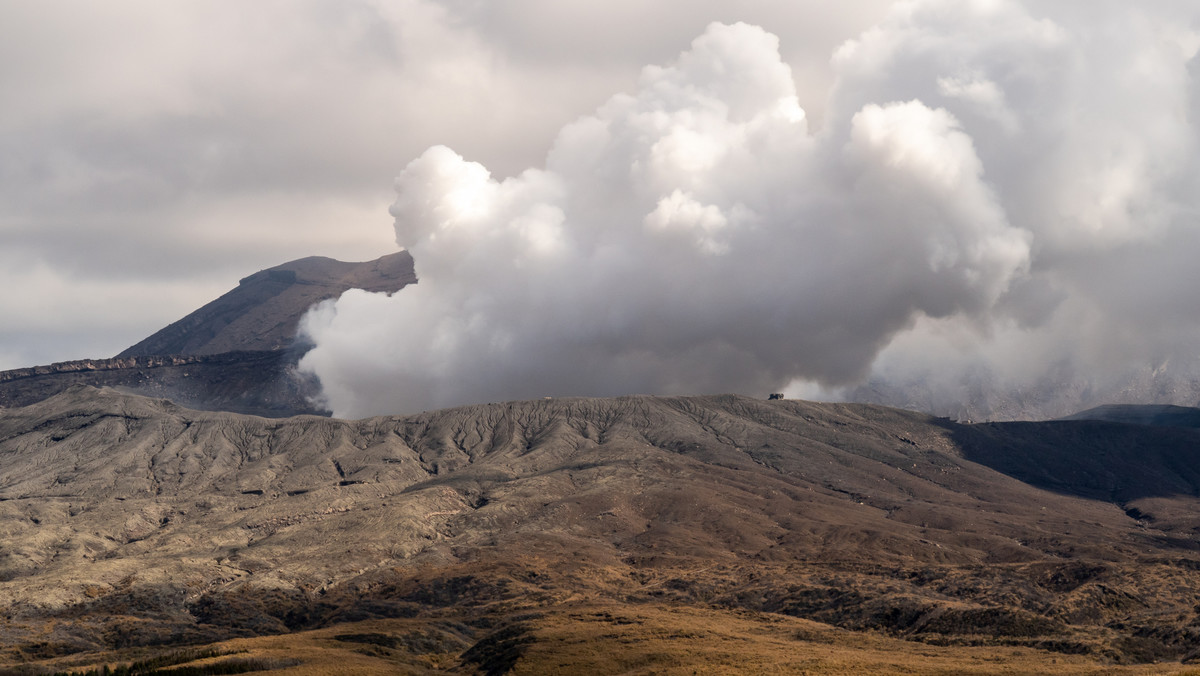 Japonia: erupcja jednego z najaktywniejszych wulkanów świata - Aso