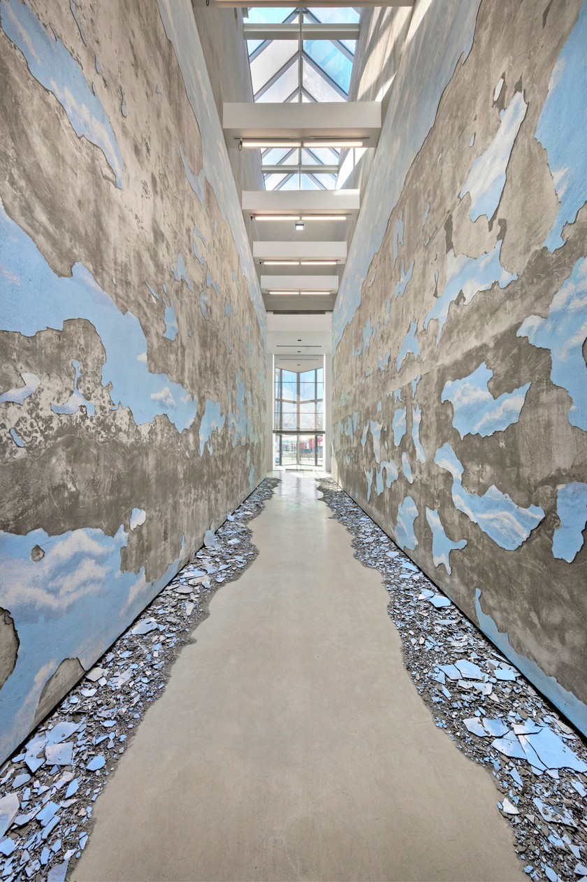 Latifa Echakhch, «Cross Fade» Ausstellungsansicht, Power Plant Toronto, 2016.