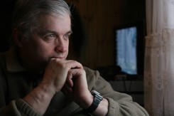 'Pod jamnikiem załamała się podłoga'. Jak mieszka Cimoszewicz? GALERIA