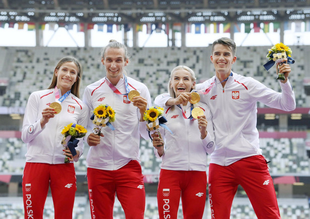 Polska sztafeta mieszana 4x400 m podczas ceremonii medalowej w Tokio